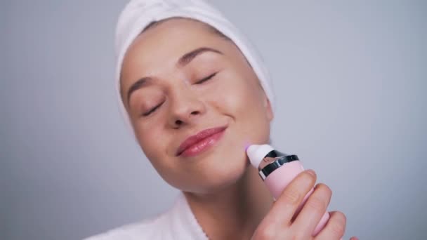 Fille utilise visage pore aspirateur gros plan — Video