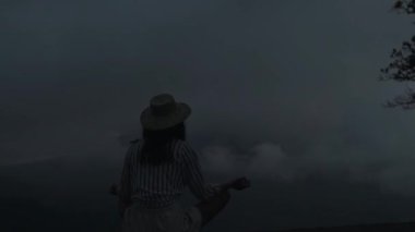 Bir kız doğada meditasyon yapar.