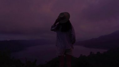 Akşam karanlığında Bali 'de turist kız