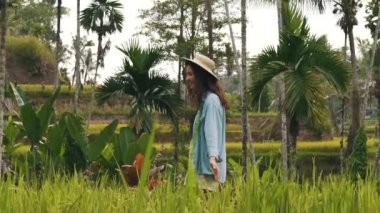 Kız Ubud 'da yürüyor.