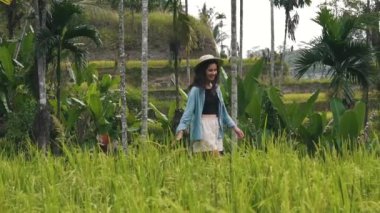 Ubud 'da turist kız yürüyor.