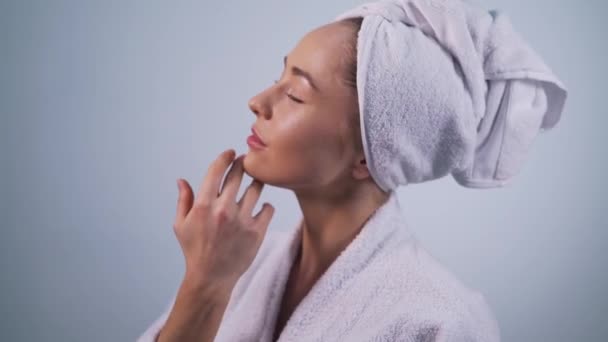 Ragazza tocca il viso dopo le procedure cosmetiche primo piano — Video Stock