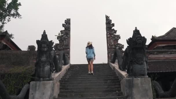 Девушка в буддийском храме на Бали — стоковое видео