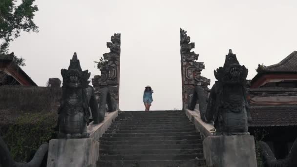 Chica en un templo hindú — Vídeo de stock