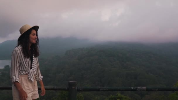 Torist menina no fundo da selva — Vídeo de Stock