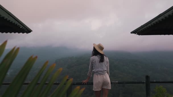 Flicka på bakgrunden av djungeln Bali — Stockvideo