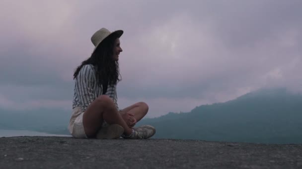 Toeristisch meisje op de achtergrond van de jungle — Stockvideo
