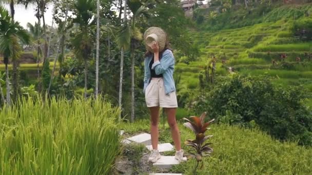 Hermosa chica en el fondo de los campos de arroz — Vídeos de Stock