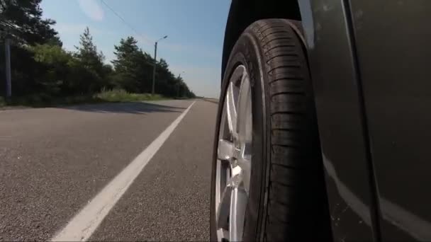 Колесо автомобиля в движении крупным планом — стоковое видео