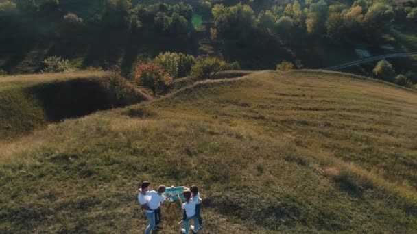 Familie hat Spaß in der Natur — Stockvideo