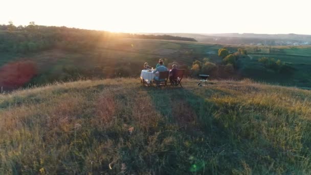 Счастливая семья обедает на открытом воздухе — стоковое видео