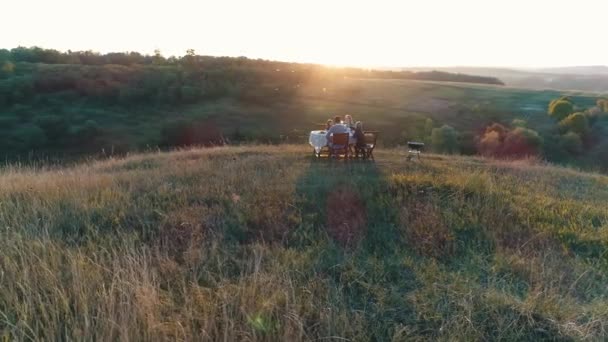 Familie lunchen bij zonsondergang in de natuur — Stockvideo