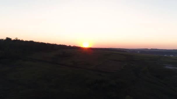 Vue aérienne du coucher du soleil sur le village — Video