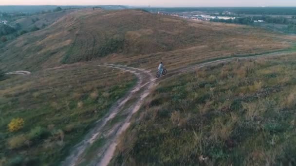 Luftaufnahme von Kerl fährt Fahrrad — Stockvideo