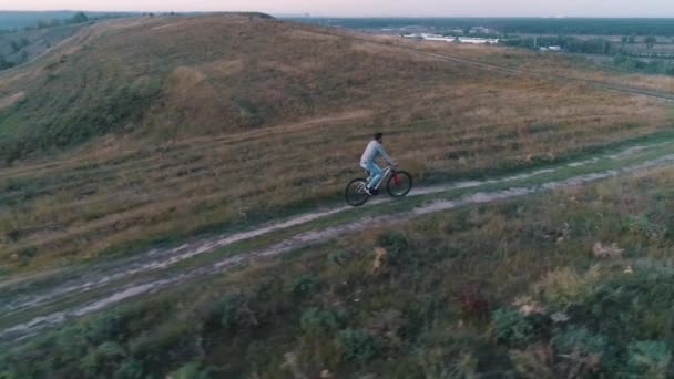 Adam kırsalda bisiklet sürüyor. — Stok video