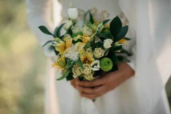 Bridal bouquet in hands — Stock Photo, Image