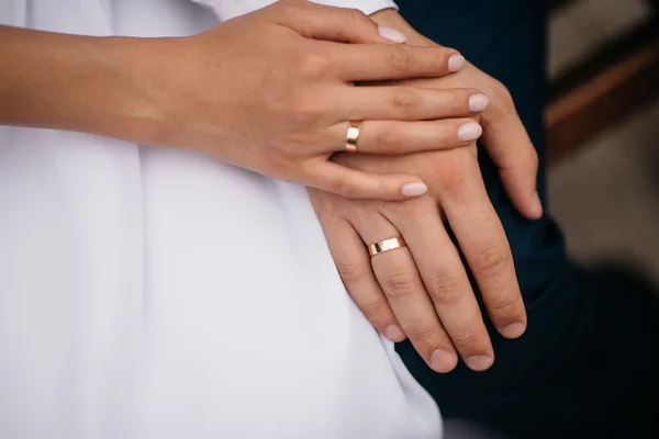 Casais recém-casados mãos com anéis de casamento — Fotografia de Stock