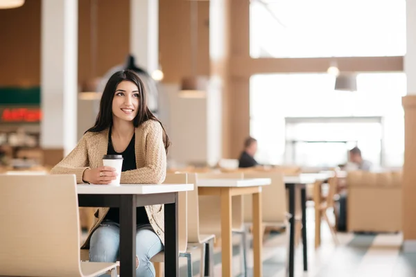 Снимок красивой женщины, пьющей кофе в кафе — стоковое фото