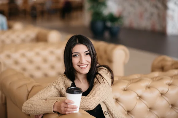 Güzel bir kadının kafede kahve içme Shot — Stok fotoğraf