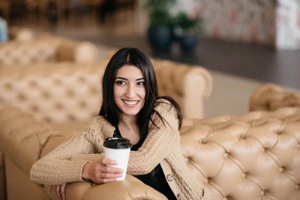 Güzel bir kadının kafede kahve içme Shot — Stok fotoğraf