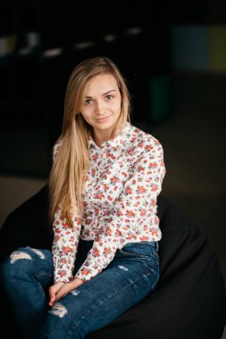 Cafe wifi ile. Restoranda otururken akıllı telefon kullanan genç çekici uzun saçlı kadın