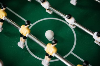 Oyuncuları ve topu olan masa futbolu.