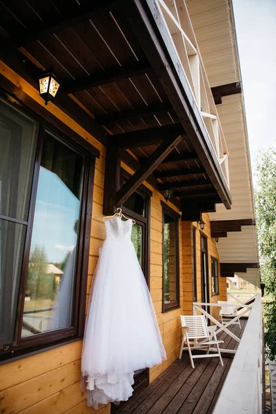 Abito da sposa bianco appeso sul balcone — Foto Stock
