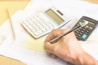 bir hesap makinesi bilanço numaraları istatistiktir. Satışlar, kar ve maliyet için fotoğraf simgesi.