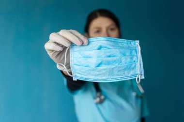 COVID-19 Pandemik Coronavirüs. Tıbbi maskeli ve koruyucu eldivenli doktor, Coronavirüs veya Covid-19 salgınından korur.