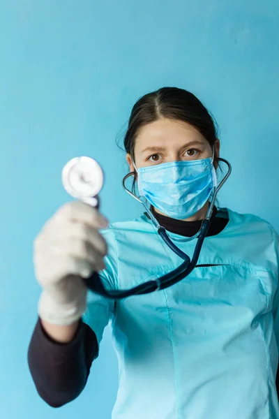 COVID-19 Pandemik Coronavirüs. Tıbbi maskeli ve koruyucu eldivenli doktor, Coronavirüs veya Covid-19 salgınından korur.