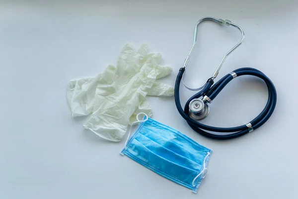 COVID-19 Pandemik Coronavirüs. Tıbbi maskeli ve koruyucu eldivenli doktor, Coronavirüs veya Covid-19 salgınından korur.