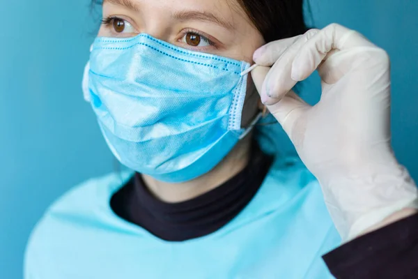 COVID-19 Pandemik Coronavirüs. Tıbbi maskeli ve koruyucu eldivenli doktor, Coronavirüs veya Covid-19 salgınından korur.