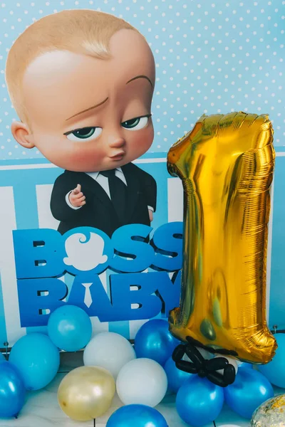 Balonlu çocukların doğum günü fotoğrafı ve bir numara.