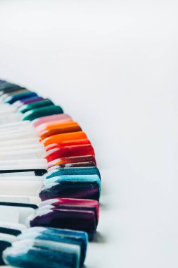 Bir manikür yaratmak için vernik ve parıltı paleti