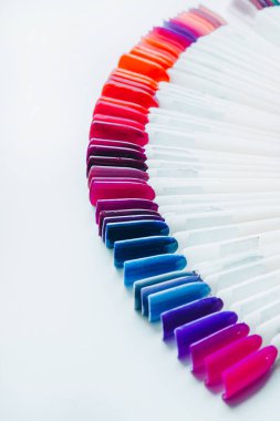 Bir manikür yaratmak için vernik ve parıltı paleti