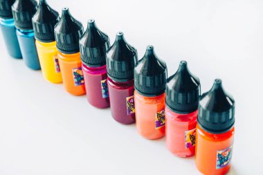 Bir manikür yaratmak için vernik ve parıltı paleti