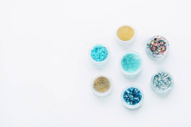 Bir manikür yaratmak için vernik ve parıltı paleti