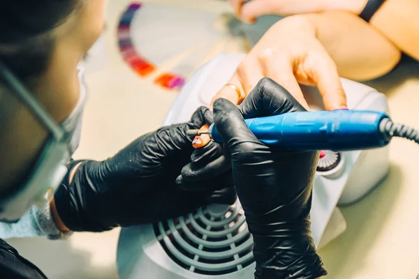 Een Manicure Werkt Samen Met Een Klant Creëert Een Veermanicure — Stockfoto