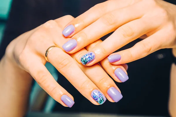 Professional Manicure Violet Color Flowers — Stock Photo, Image