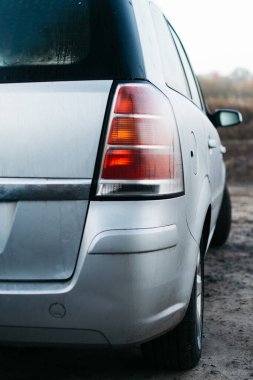 Yağmurlu, bulutlu, sisli havada gümüş bir araba..