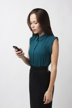 esmer güzel cep telefonu numarasını çevirir