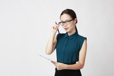 İş kadını gözlük ve elinde belgeleri