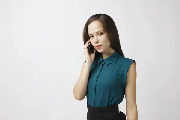 iş kadını telefonla konuşuyor.