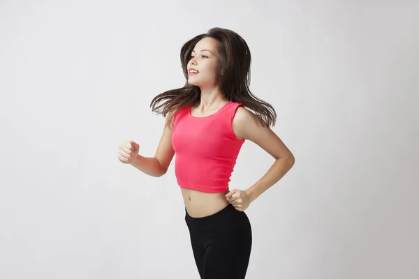 Kız beyaz bir arka plan üzerinde sporda.