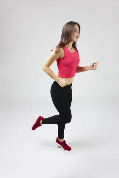 Beyaz bir arka plan üzerinde çalışan çekici esmer kız