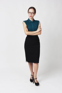 Gözlüklü genç iş kadını yürütme. Beyaz bir arka plan üzerinde.