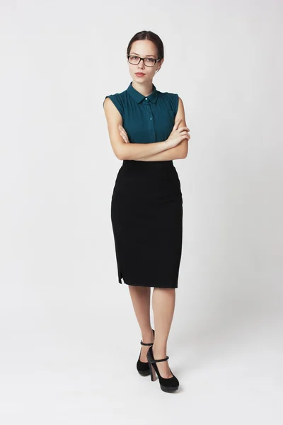 Gözlüklü genç iş kadını yürütme. Beyaz bir arka plan üzerinde.