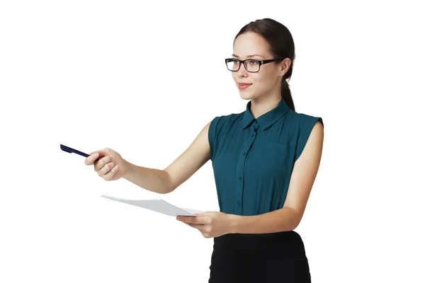 Gözlüklü genç iş kadını verir belgeyi imzalamak için bir kalem