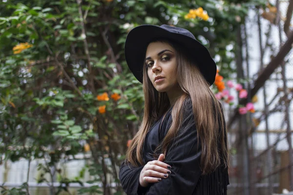 Botanik Bahçesi arka plan üzerinde şapkalı güzel kız