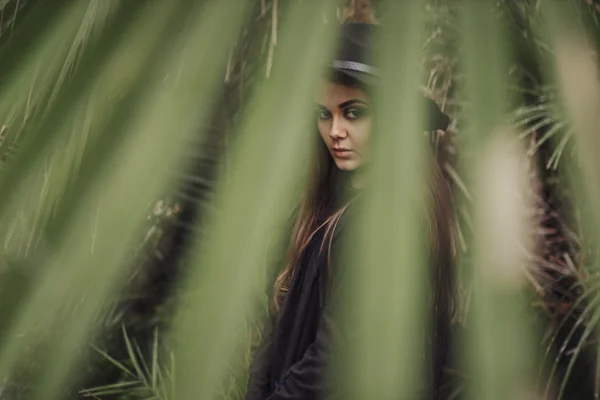 tropik bitkiler arasında güzel bir genç kadın. tatil. Tropics. ateş moda